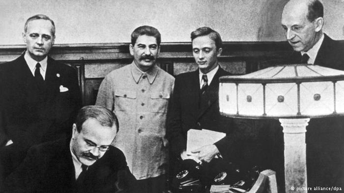 Signature du pacte Molotov-Ribbentrop de non-agression en août 1939